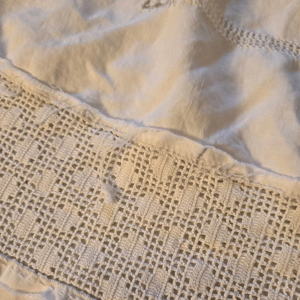 Off‎ White Linen Hand Embroidered Crochet Lace Bedspread Victorian Clover Vtg